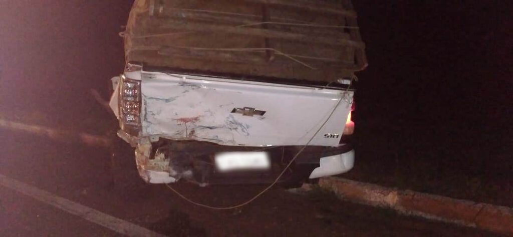 Homem morre e outro fica ferido em colisão de carro com caminhonete na MS-395 Homem morre e outro fica ferido em colisão de carro com caminhonete na MS-395