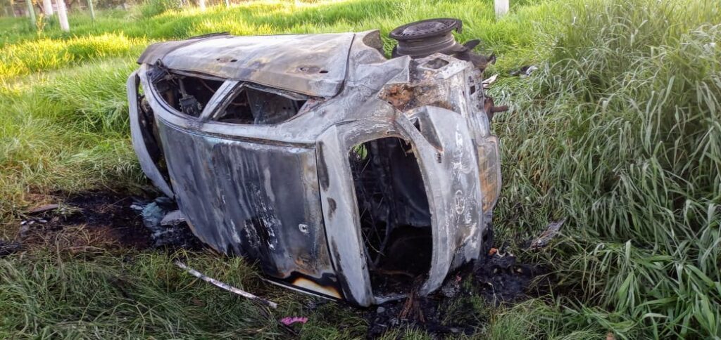 Após perder controle de veículo, condutor invade parque, cai em valeta e carro pega fogo