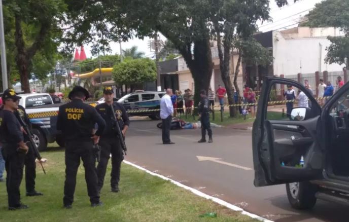 Em tentativa de assalto, homem é morto e policial fica ferido em troca de tiro