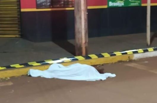 Motos de amigos se enroscam e um deles acaba morrendo ao bater cabeça contra meio-fio Motos de amigos se enroscam e um deles acaba morrendo ao bater cabeça contra meio-fio