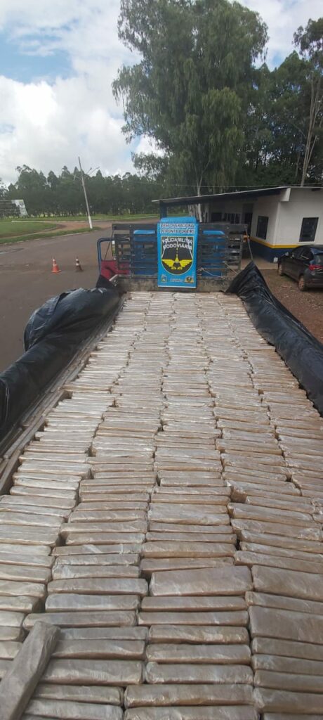 PMR apreende quase uma tonelada de maconha em caminhão que retornava da fronteira PMR apreende quase uma tonelada de maconha em caminhão que retornava da fronteira