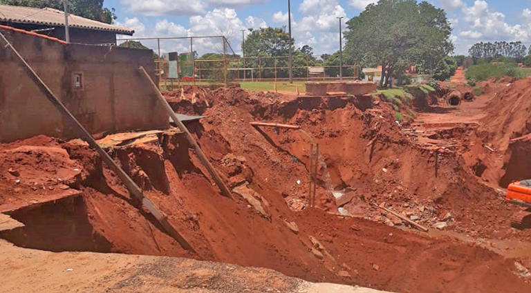 Governo do Estado da apoio à prefeitura após cratera de 8 metros de profundidade Governo do Estado da apoio à prefeitura após cratera de 8 metros de profundidade