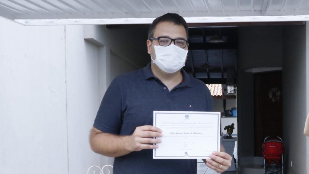 Com Covid 19, Alan Guedes recebe diploma de prefeito eleito em casa Com Covid 19, Alan Guedes recebe diploma de prefeito eleito em casa