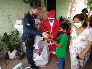 Em Corumbá PM entrega brinquedos arrecadados na Campanha “Natal Solidário, Doe brinquedo e Faça uma criança Feliz”
