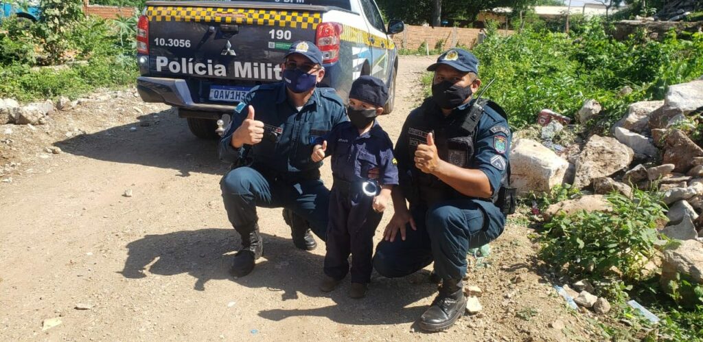 Em Corumbá PM entrega brinquedos arrecadados na Campanha “Natal Solidário, Doe brinquedo e Faça uma criança Feliz” Em Corumbá PM entrega brinquedos arrecadados na Campanha “Natal Solidário, Doe brinquedo e Faça uma criança Feliz”