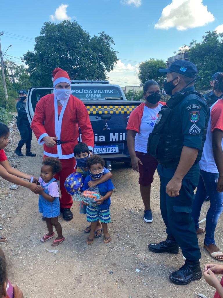 Em Corumbá PM entrega brinquedos arrecadados na Campanha “Natal Solidário, Doe brinquedo e Faça uma criança Feliz” Em Corumbá PM entrega brinquedos arrecadados na Campanha “Natal Solidário, Doe brinquedo e Faça uma criança Feliz”
