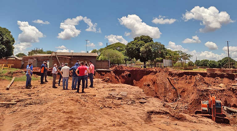 Governo do Estado da apoio à prefeitura após cratera de 8 metros de profundidade Governo do Estado da apoio à prefeitura após cratera de 8 metros de profundidade