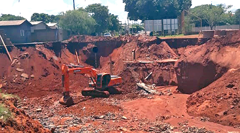 Governo do Estado da apoio à prefeitura após cratera de 8 metros de profundidade Governo do Estado da apoio à prefeitura após cratera de 8 metros de profundidade