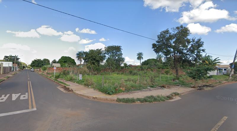 Corpo de homem é localizado em terreno baldio na capital
