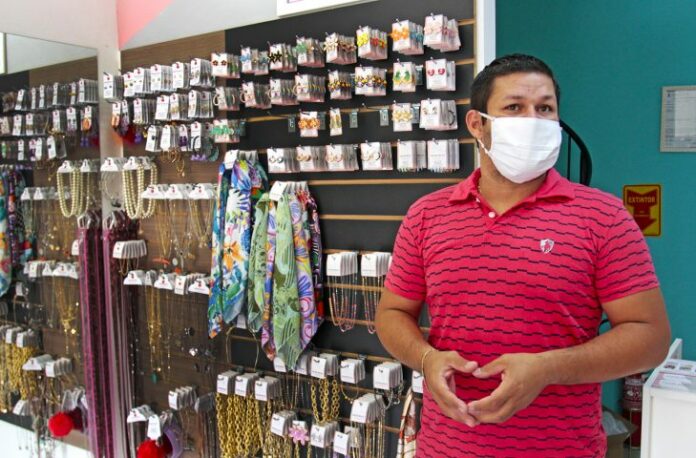 Comercio-Fim-de-Ano-foto-Saul-Schramm-1-730x480