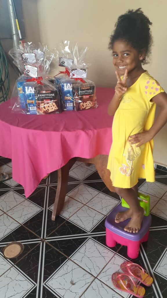 Menina de 4 anos entrega lembrança de Natal para garis na Capital Menina de 4 anos entrega lembrança de Natal para garis na Capital