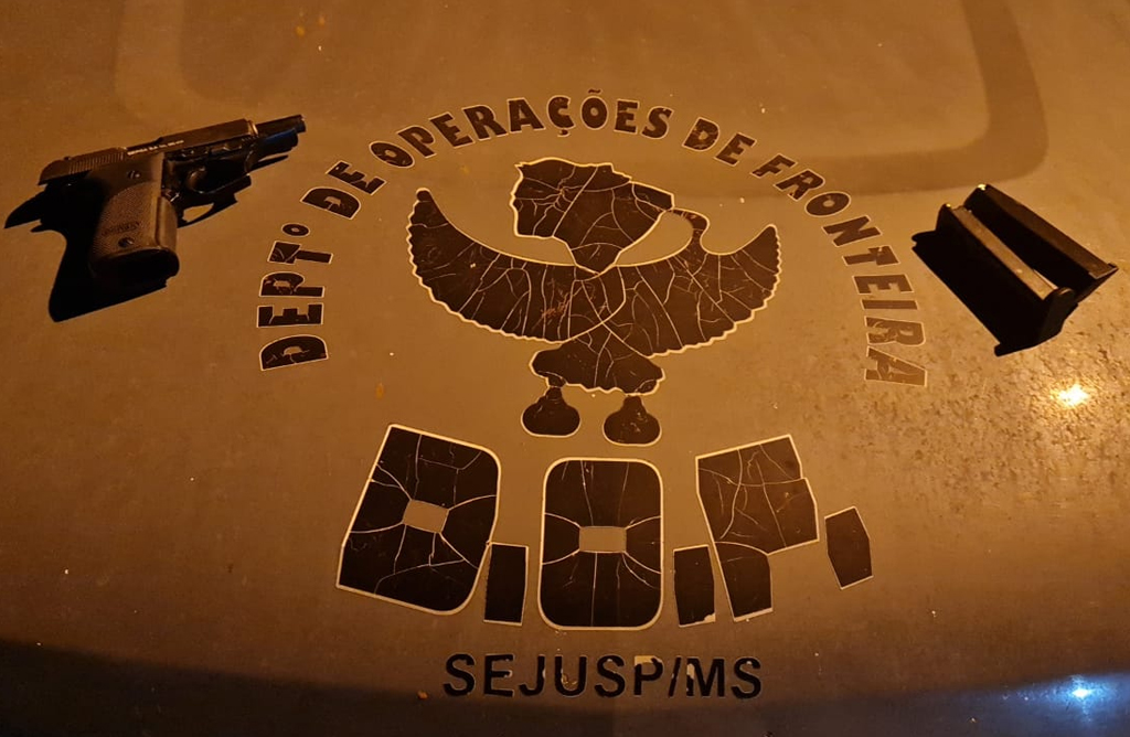 Polícia apreende drogas, armas e cigarros contrabandeados no fim de semana Polícia apreende drogas, armas e cigarros contrabandeados no fim de semana