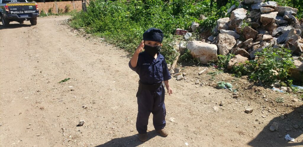 Em Corumbá PM entrega brinquedos arrecadados na Campanha “Natal Solidário, Doe brinquedo e Faça uma criança Feliz” Em Corumbá PM entrega brinquedos arrecadados na Campanha “Natal Solidário, Doe brinquedo e Faça uma criança Feliz”