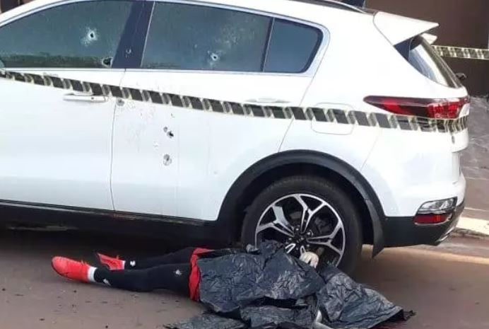 Casal em veículo é executado com mais de 100 tiros na linha internacional Casal em veículo é executado com mais de 100 tiros na linha internacional