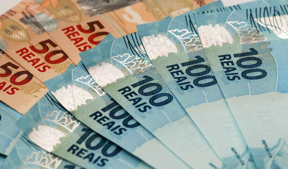 Bolsonaro assina MP que eleva salário mínimo para R$ 1.100