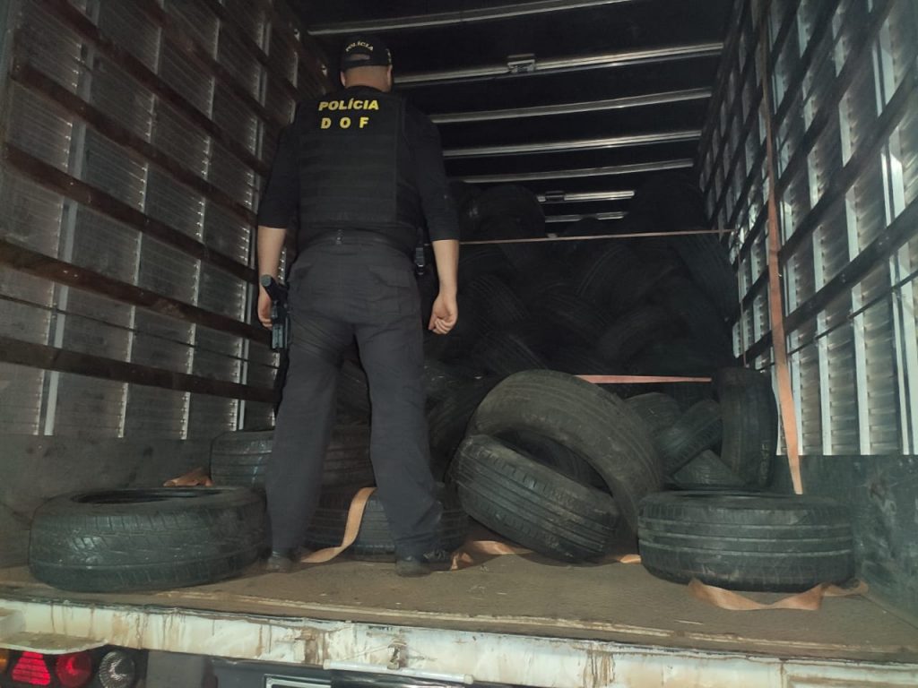 Polícia apreende carreta com cargas de pneus contrabandeados do PY Polícia apreende carreta com cargas de pneus contrabandeados do PY