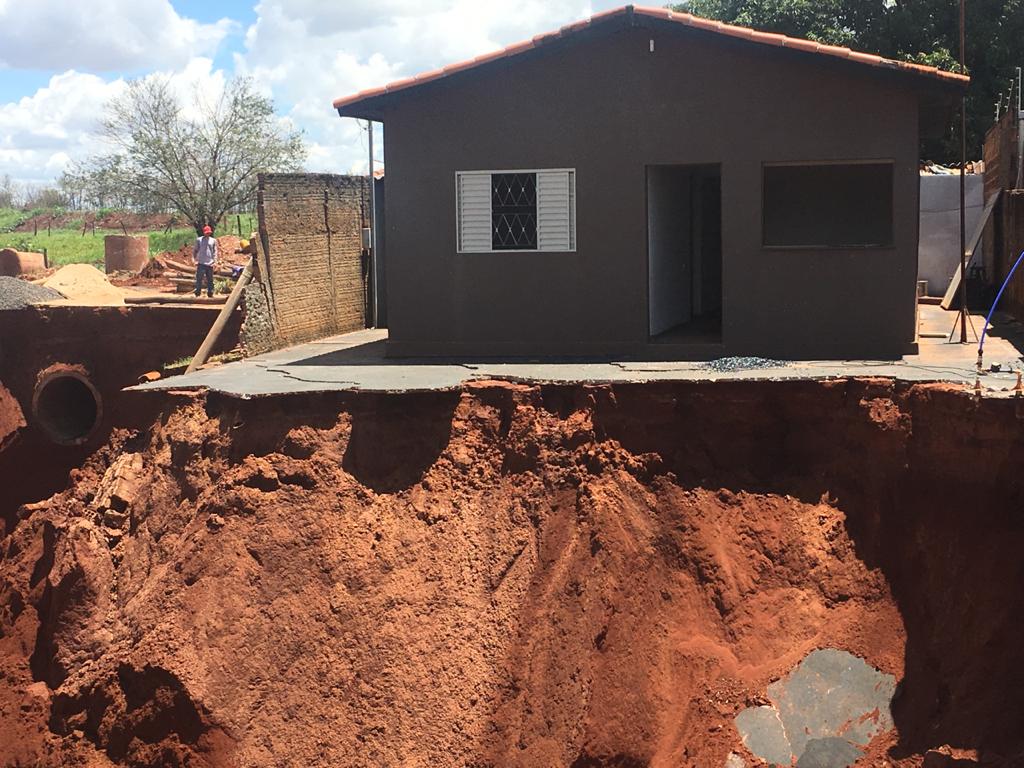 Governo do Estado da apoio à prefeitura após cratera de 8 metros de profundidade Governo do Estado da apoio à prefeitura após cratera de 8 metros de profundidade