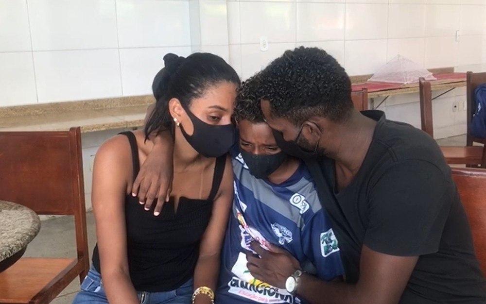 Santos, Flu e Vasco convidam garoto vítima de racismo Santos, Flu e Vasco convidam garoto vítima de racismo