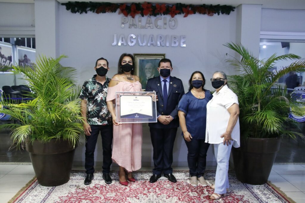 Câmara realiza entrega de homenagens a personalidades de Dourados Câmara realiza entrega de homenagens a personalidades de Dourados