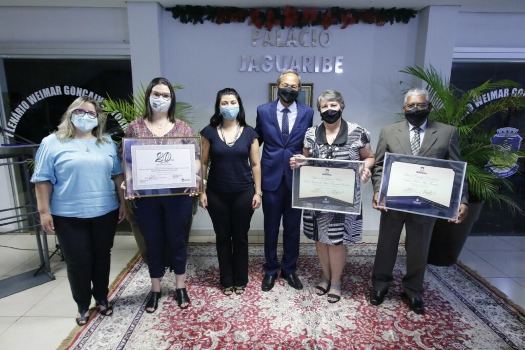 Câmara realiza entrega de homenagens a personalidades de Dourados Câmara realiza entrega de homenagens a personalidades de Dourados