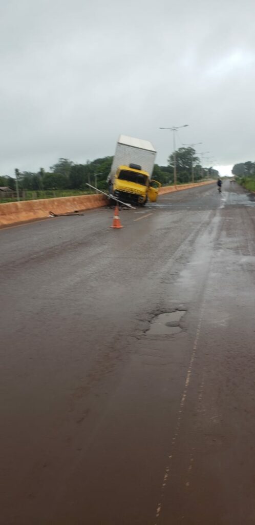 Motorista perde o controle de caminhão, bate no canteiro e derruba poste de iluminação