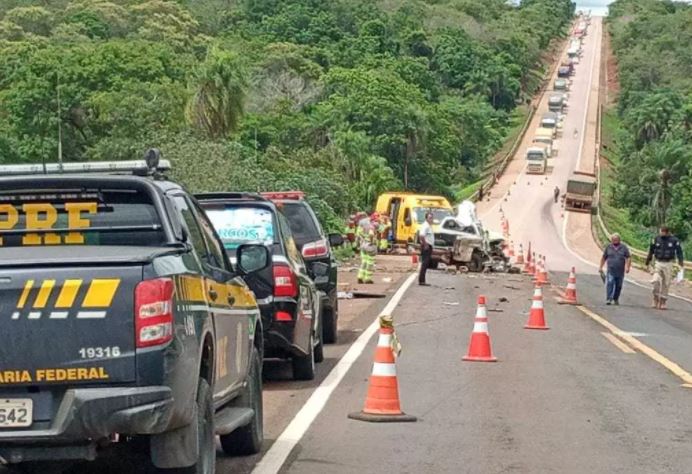 Colisão entre caminhonete e carreta mata duas pessoas na BR-163