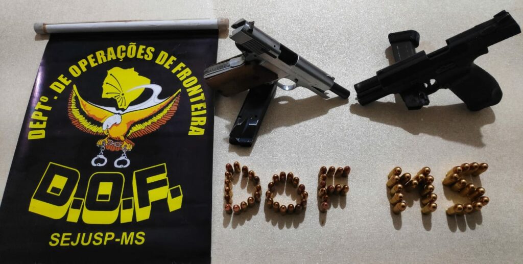 DOF encontra armas e munições escondidas em forro de teto de carro
