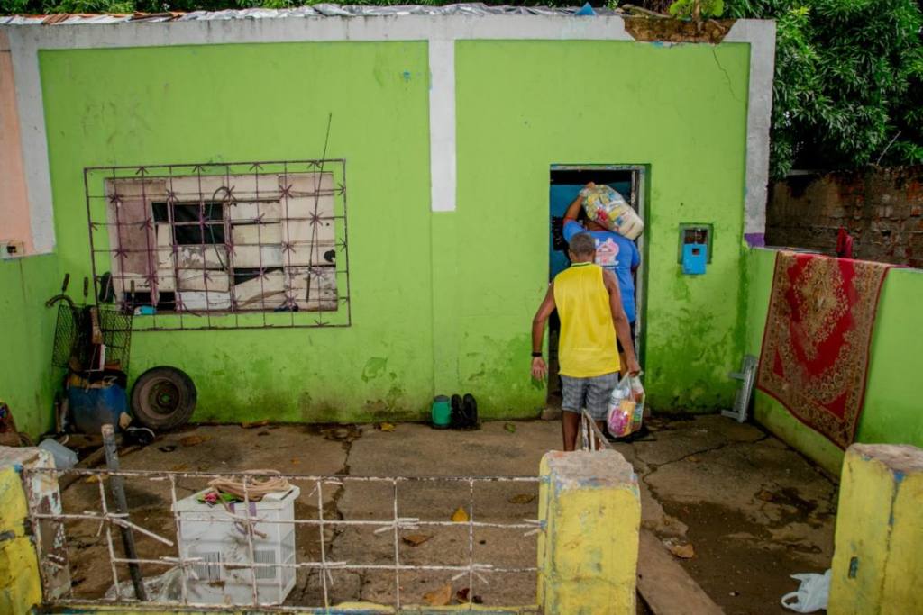 No domingo, Prefeitura de Corumbá atendeu 8 famílias com colchões e cestas básicas