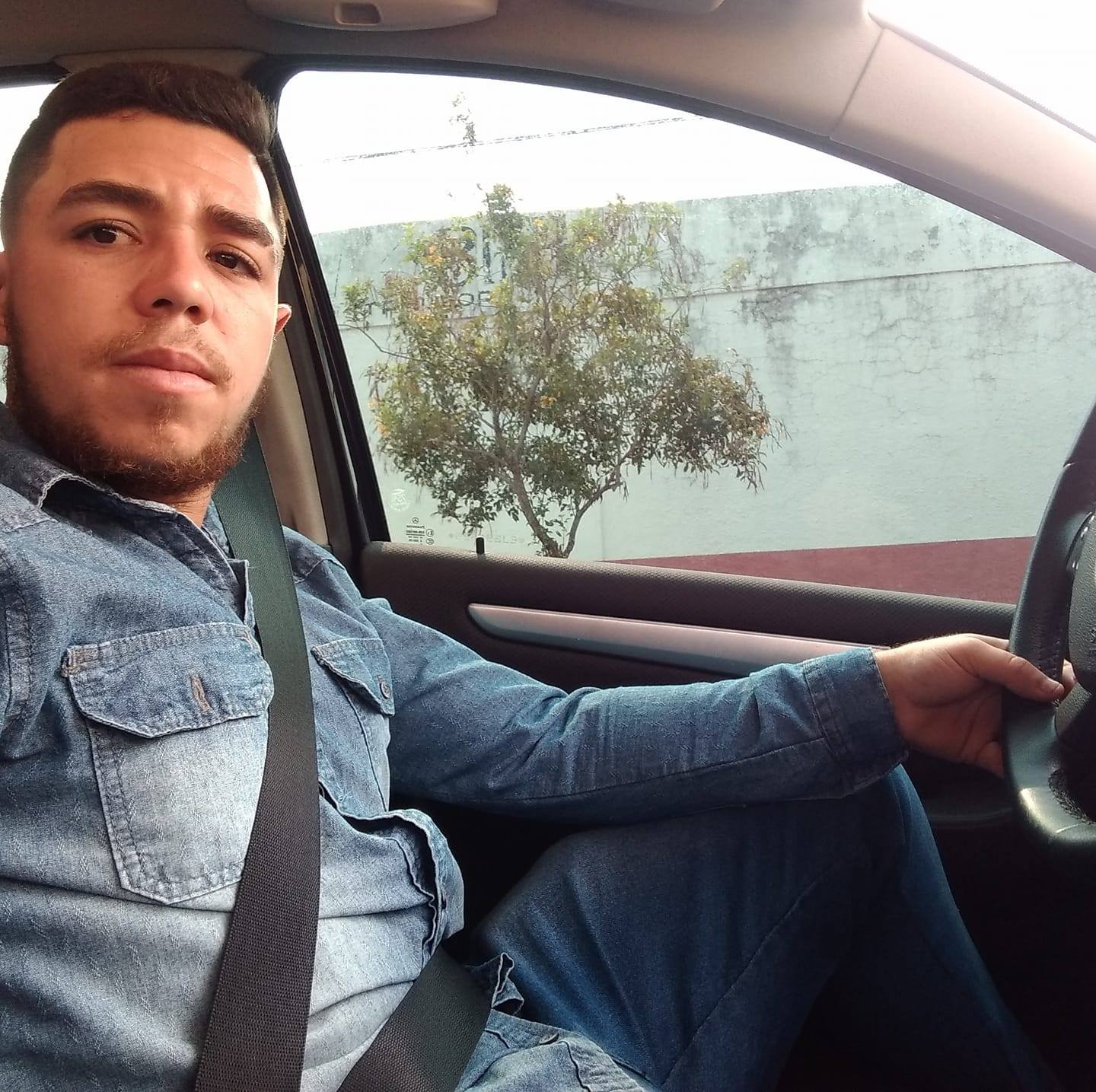 Jovem dorme ao volante, bate em árvore e morre no hospital