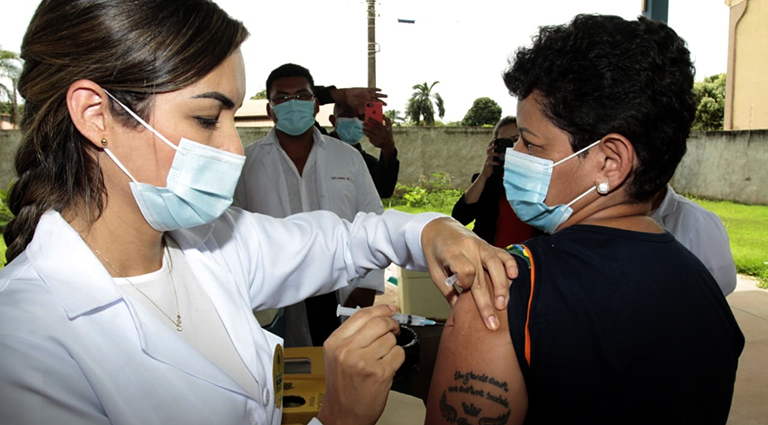 Primeiros imunizados contra Covid-19 relatam emoção e encorajam população