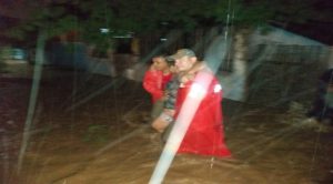 Bombeiros resgatam famílias desabrigadas pela chuva em Corumbá; Defesa Civil monitora situação