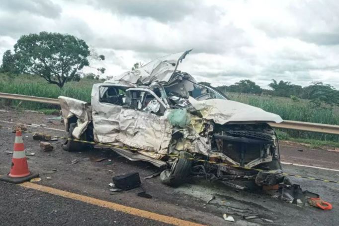 Colisão entre caminhonete e carreta mata duas pessoas na BR-163