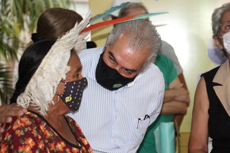 Primeiros imunizados contra Covid-19 relatam emoção e encorajam população