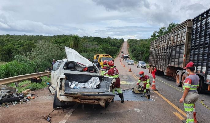 Colisão entre caminhonete e carreta mata duas pessoas na BR-163
