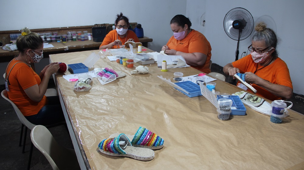 Com dedicação e perseverança, reeducandas da capital aprendem a customizar calçados