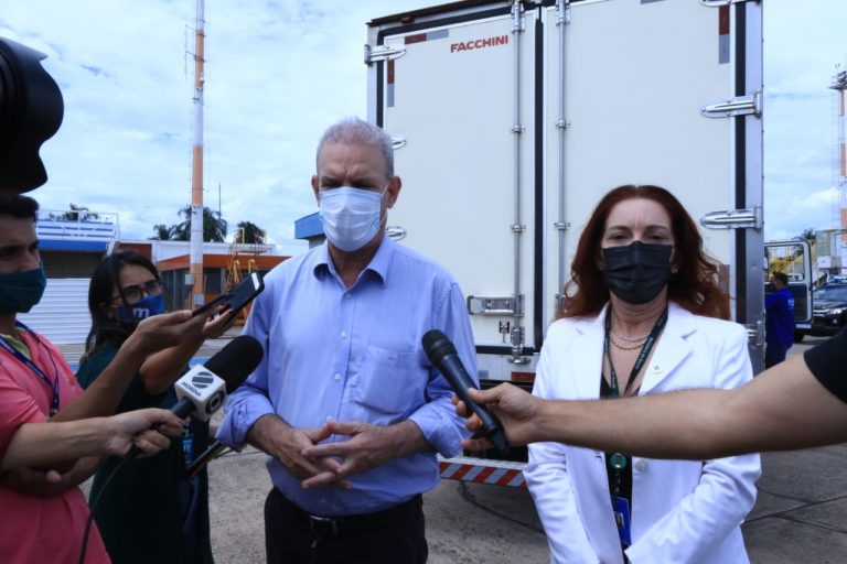 Governador comemora a chegada de mais doses da vacina contra a Covid-19 mas alerta: “a pandemia não acabou”