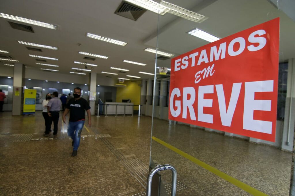 Bancários do Banco do Brasil fazem paralisação hoje contra reestruturação e privatização
