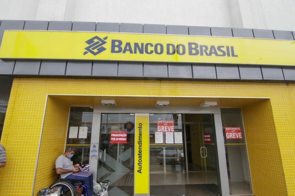 Bancários do Banco do Brasil fazem paralisação hoje contra reestruturação e privatização