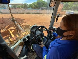 Primeira operadora de máquinas da Águas Guariroba é exemplo da representação feminina no mercado de trabalho Primeira operadora de máquinas da Águas Guariroba é exemplo da representação feminina no mercado de trabalho