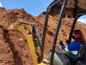 Primeira operadora de máquinas da Águas Guariroba é exemplo da representação feminina no mercado de trabalho Primeira operadora de máquinas da Águas Guariroba é exemplo da representação feminina no mercado de trabalho