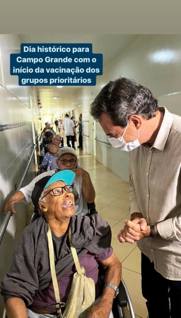 Capital inicia vacinação e enfermeira de 52 anos é a primeira a ser imunizada