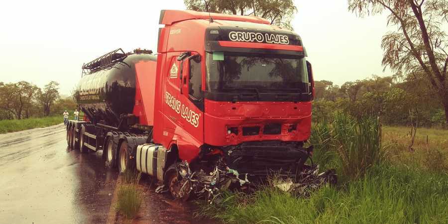 Batida entre carro e carreta deixa um morto na MS- 276