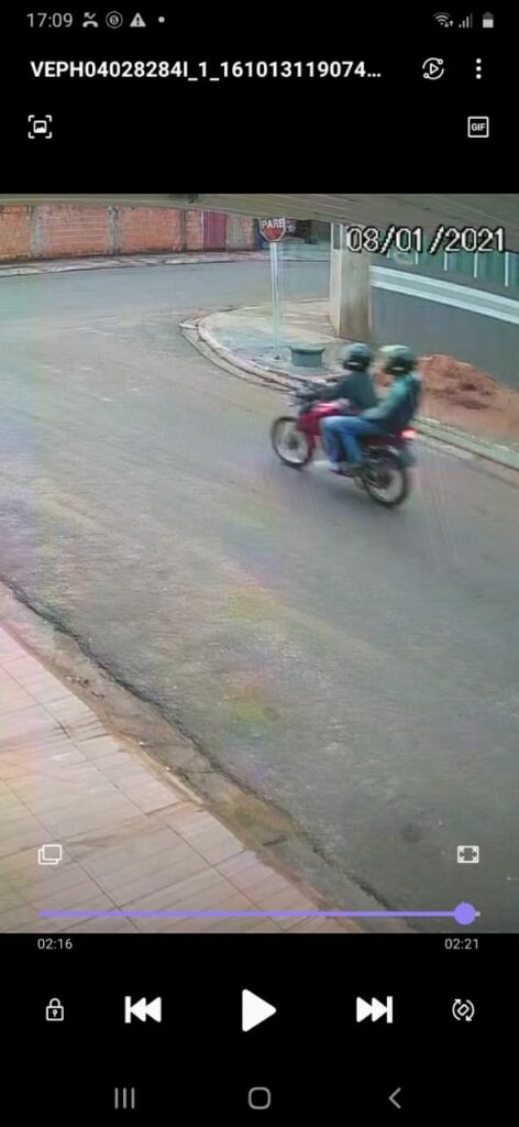 Mulher é assaltada e leva golpe de faca na cabeça em ponto de ônibus na Capital Mulher é assaltada e leva golpe de faca na cabeça em ponto de ônibus na Capital