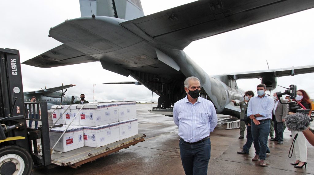 Governador comemora a chegada de mais doses da vacina contra a Covid-19 mas alerta: “a pandemia não acabou”