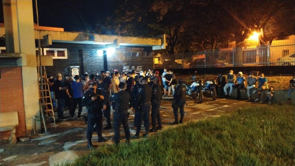 Mais 90 pessoas vão parar na delegacia por aglomerar em “festa de rua” Mais 90 pessoas vão parar na delegacia por aglomerar em “festa de rua”