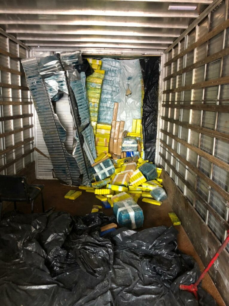 Choque e Polícia Federal apreendem 1,3 ton de drogas em fundo falso de caminhão na Capital