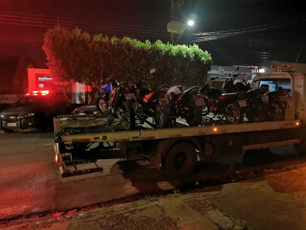 Vídeo: baderneiros bloqueiam e aglomeram em rua de bairro da Capital Vídeo: baderneiros bloqueiam e aglomeram em rua de bairro da Capital