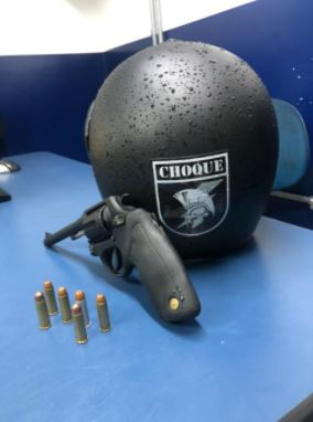 Batalhão de Choque fecha ponto de venda de drogas e apreende arma de fogo