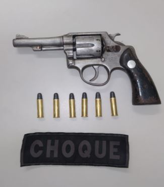 Batalhão de Choque fecha ponto de venda de drogas e apreende arma de fogo