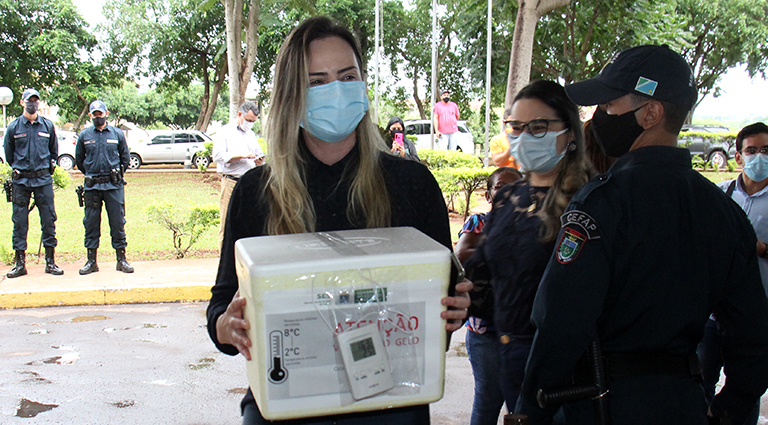 Mesmo após vacinação, uso de máscara e distanciamento social precisam ser mantidos